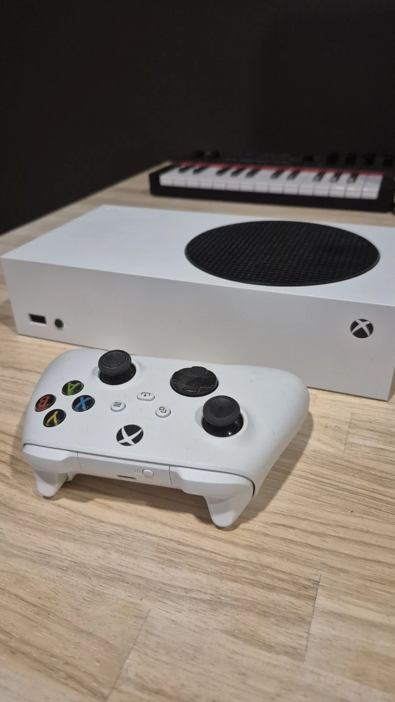 NEW Xbox Series S + Controller - photo 2