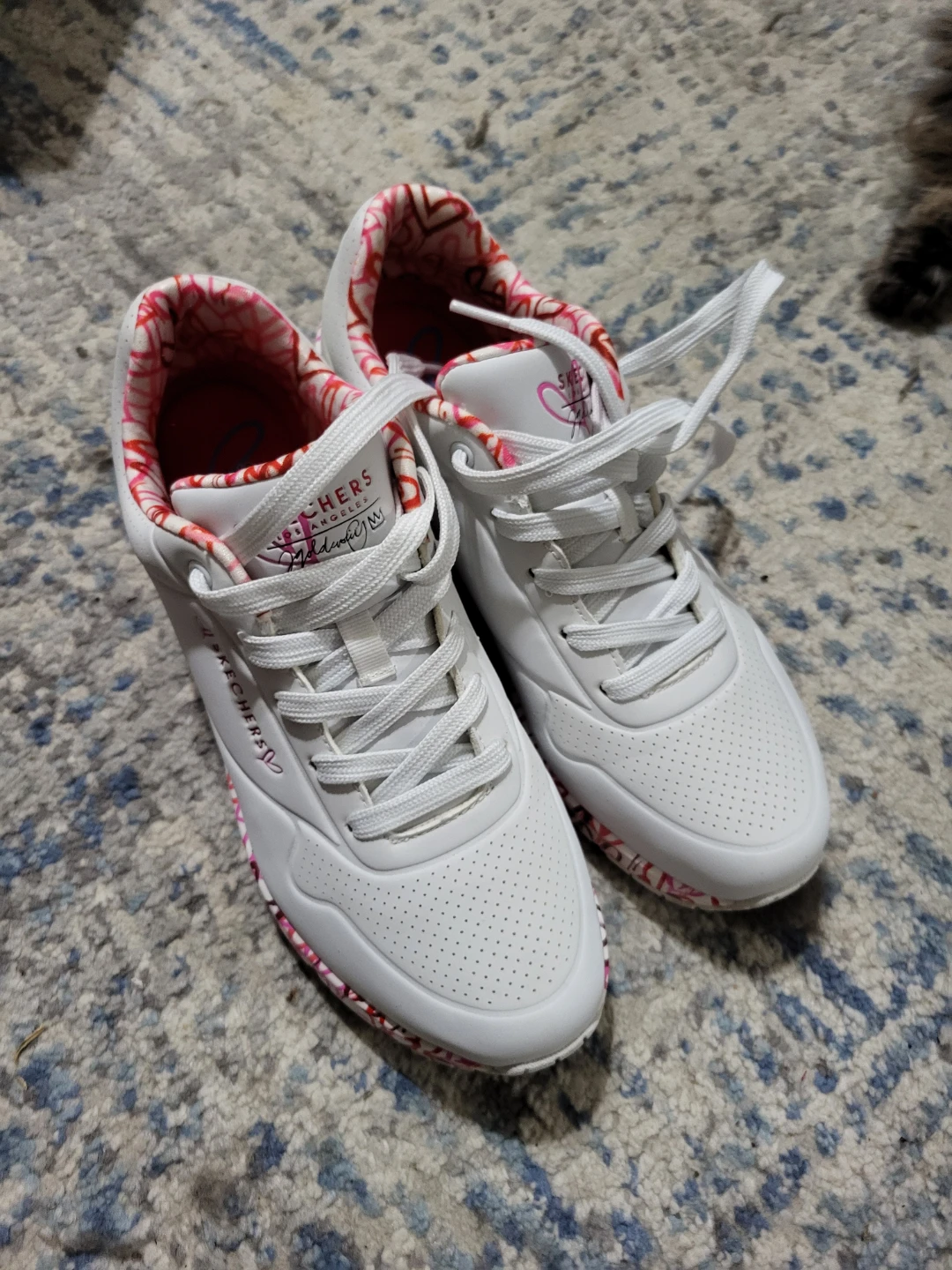 Skechers White Sneakers with Pink Hearts - photo 2