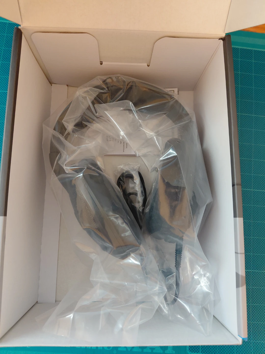 Sennheiser HD 560S Reference-Grade Headphones New Damaged Box - photo 2