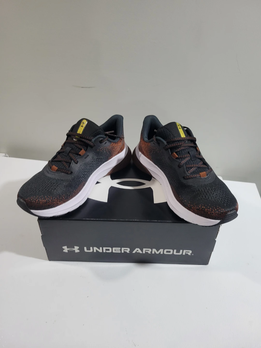 NEW WOMEN'S UNDERARMOUR SHOES 8.5 - photo 3