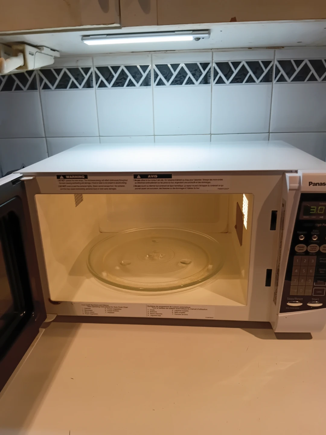 Panasonic Compact Countertop Microwave READ DESCRIPTION ON SIZE - photo 2