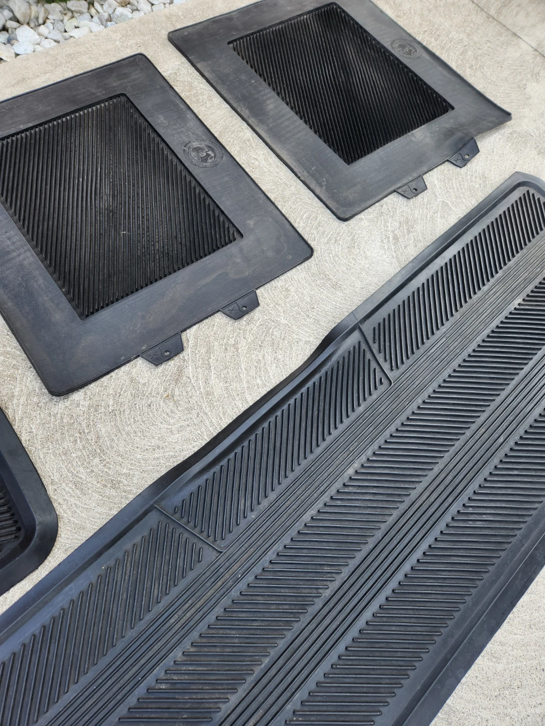 4 Black Rubber Car Floor Mats - photo 3