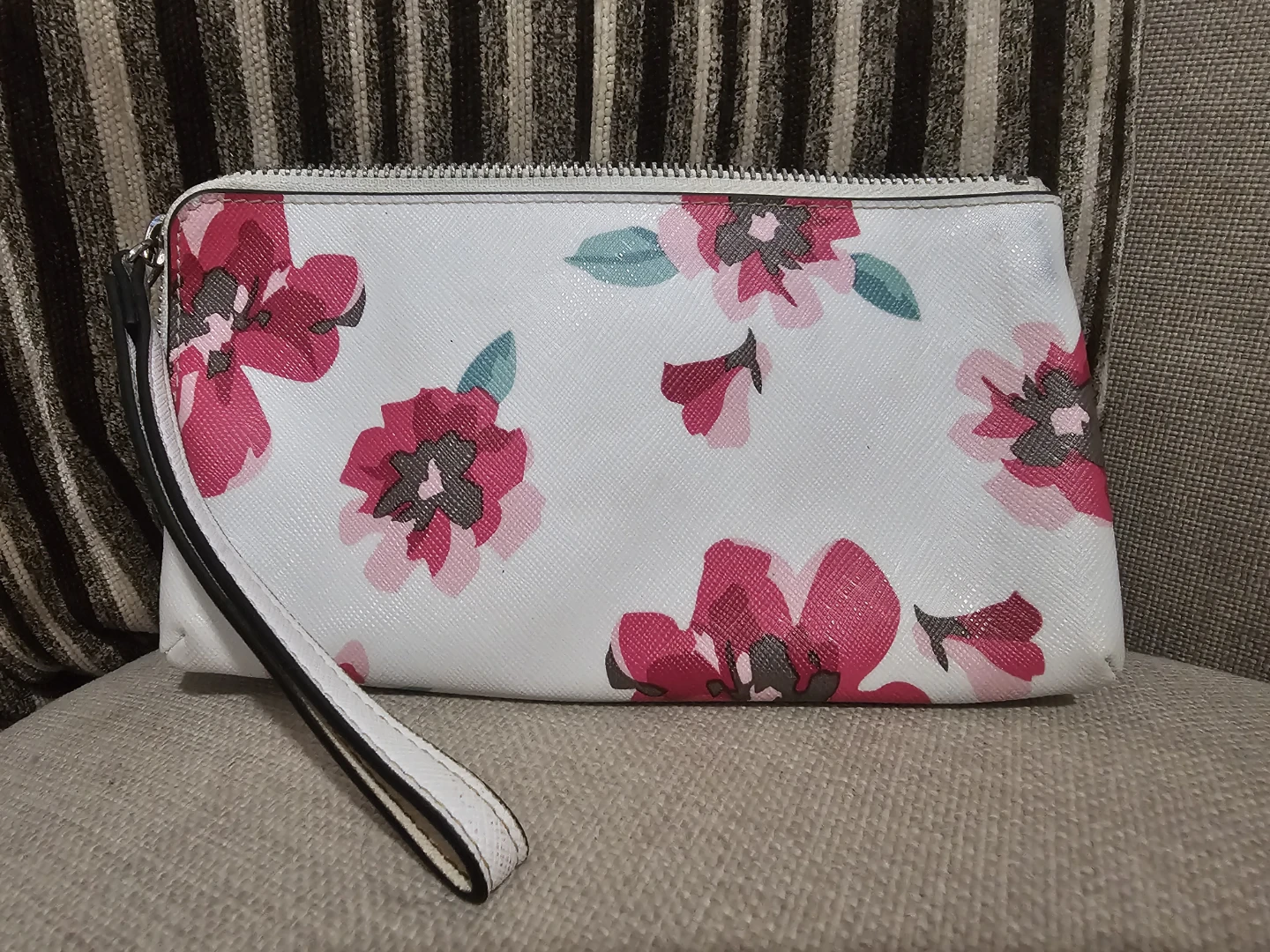 Guess Floral Wristlet Wallet - photo 5