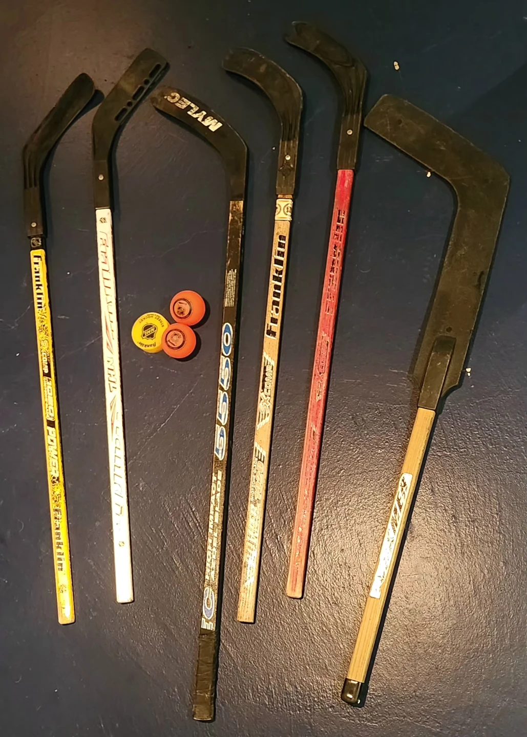 6 Hockey sticks + 2 street hockey balls & 1 puck