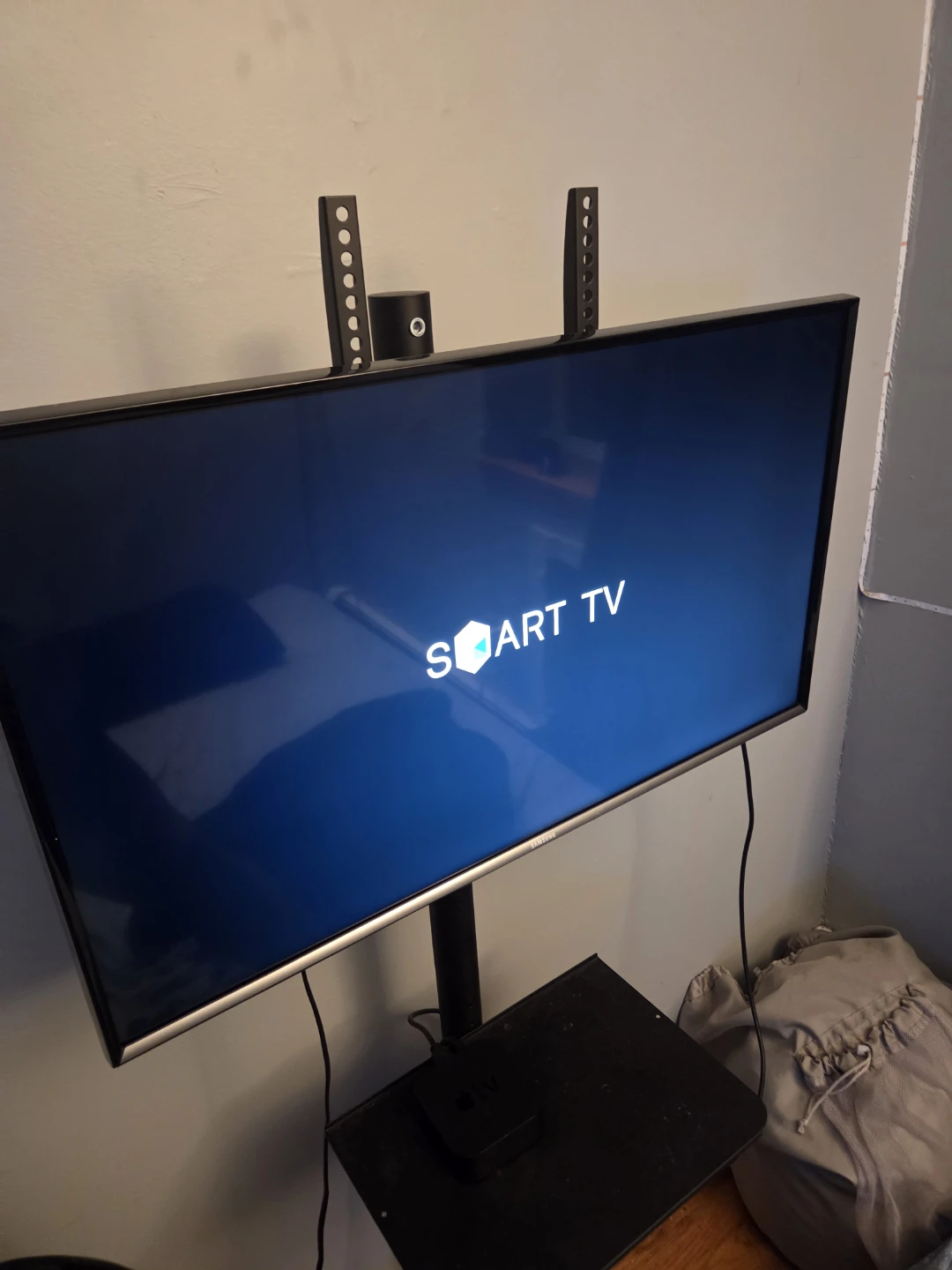 Samsung Smart TV UN32J5500AF with rolling tv mount - photo 4