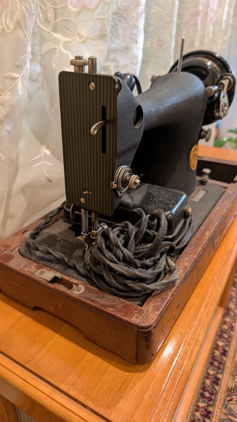 Vintage Singer sewing machine - photo 3