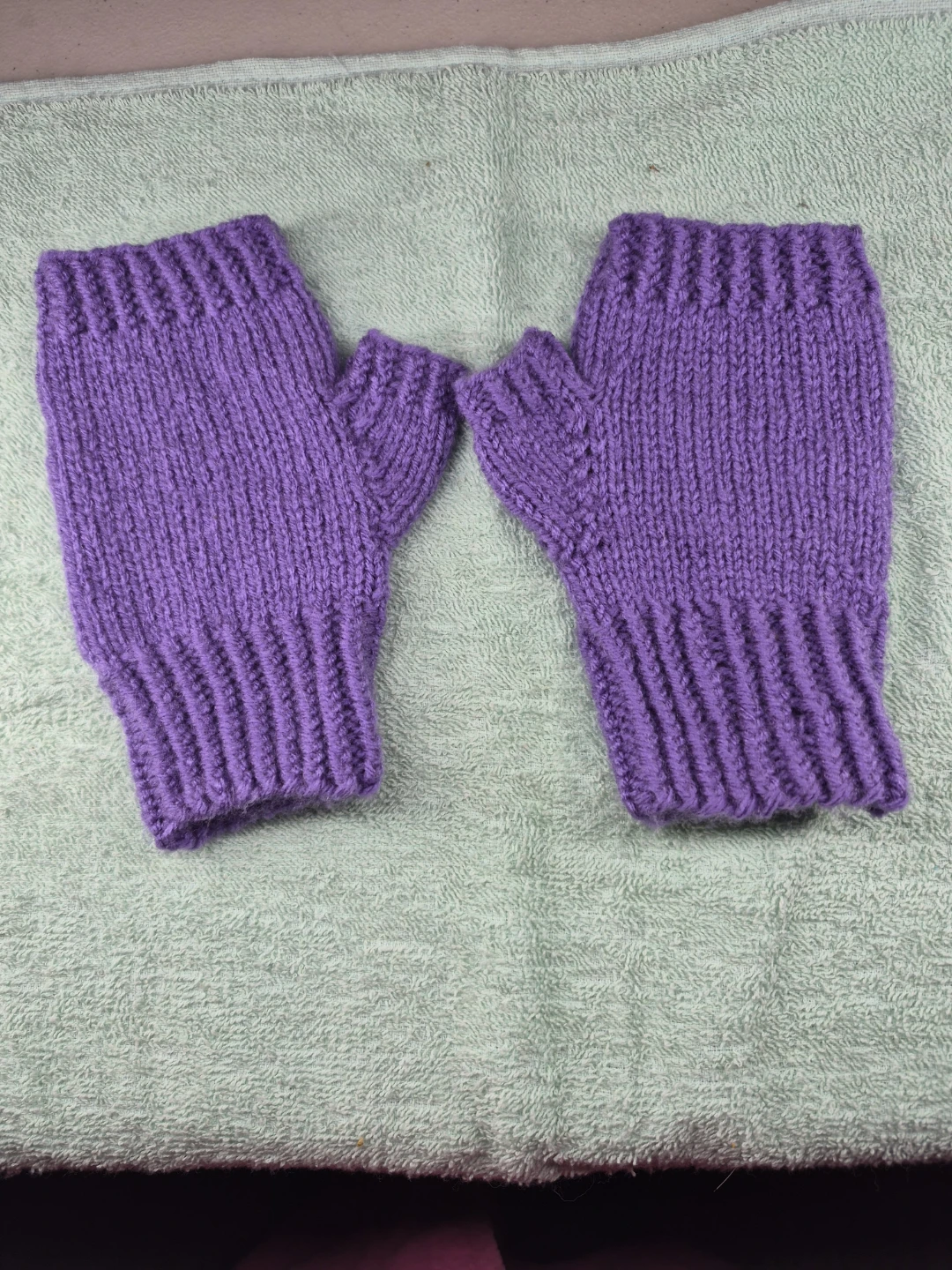 Women's knitted fingerless gloves - photo 4