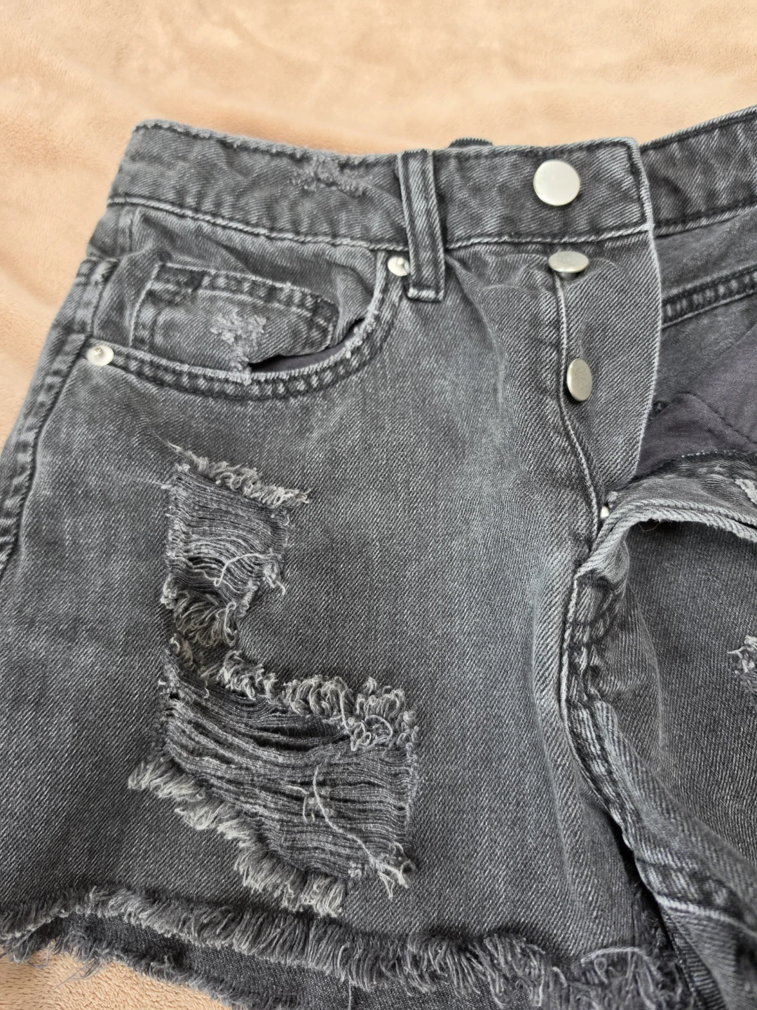H&M Distressed Black Denim Cut-Off Shorts Size 4 - photo 3