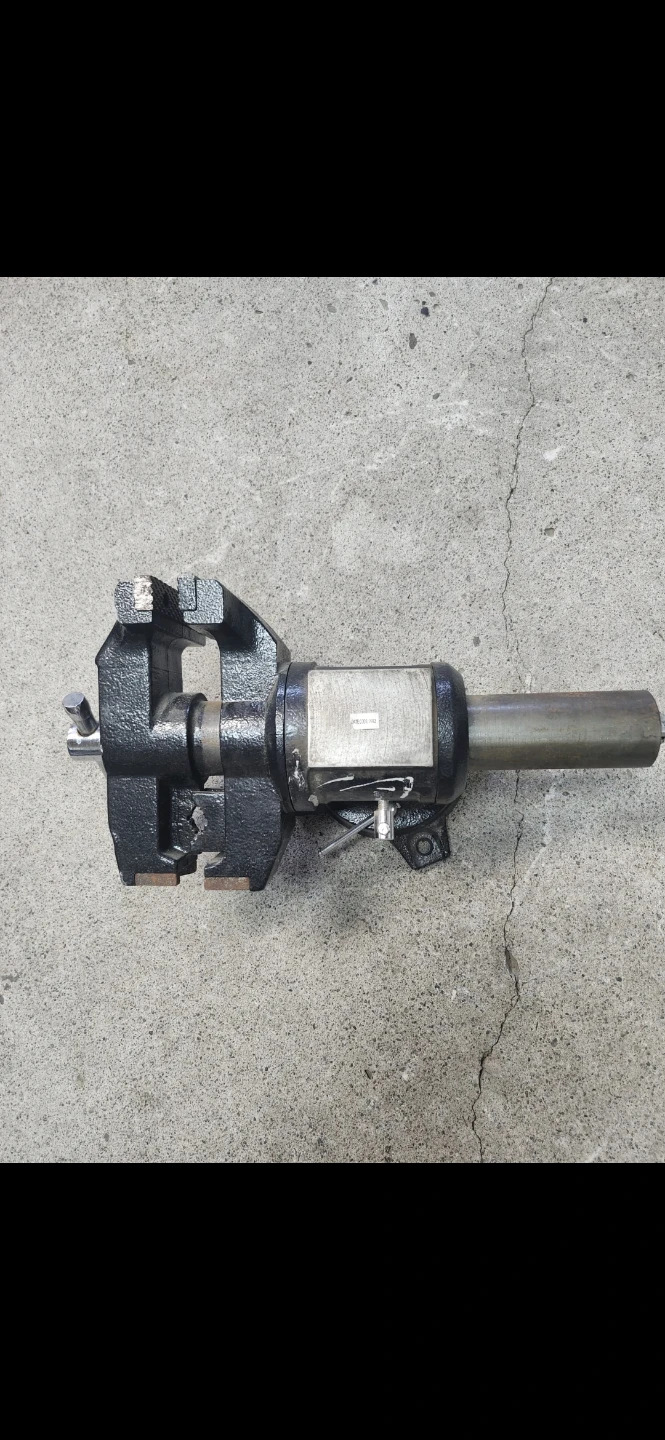 Heavy-Duty Swivel Bench Vise – Excellent Condition