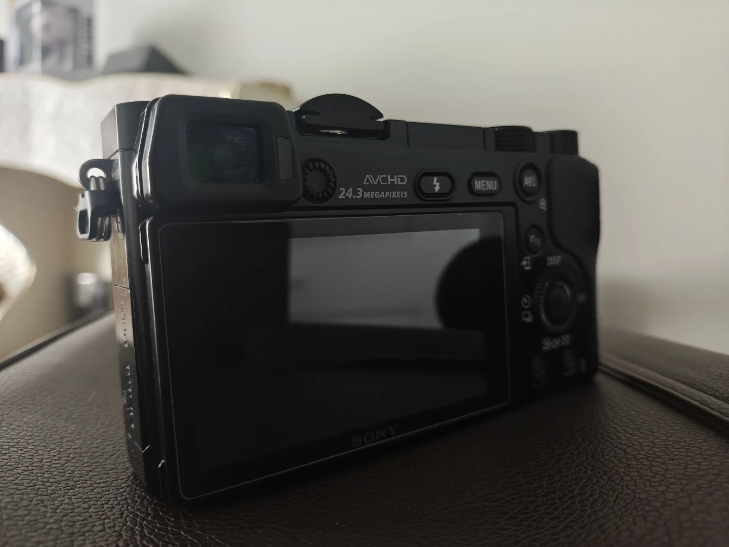 Sony a6000 (BODY ONLY + 2 batteries) - photo 2