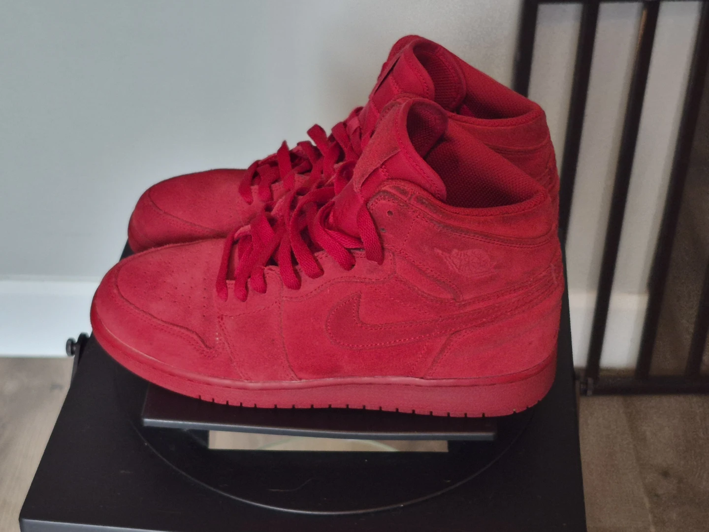 Air Jordan 1 Mid SE 'Triple Red' Suede 7Y or 8W - photo 2