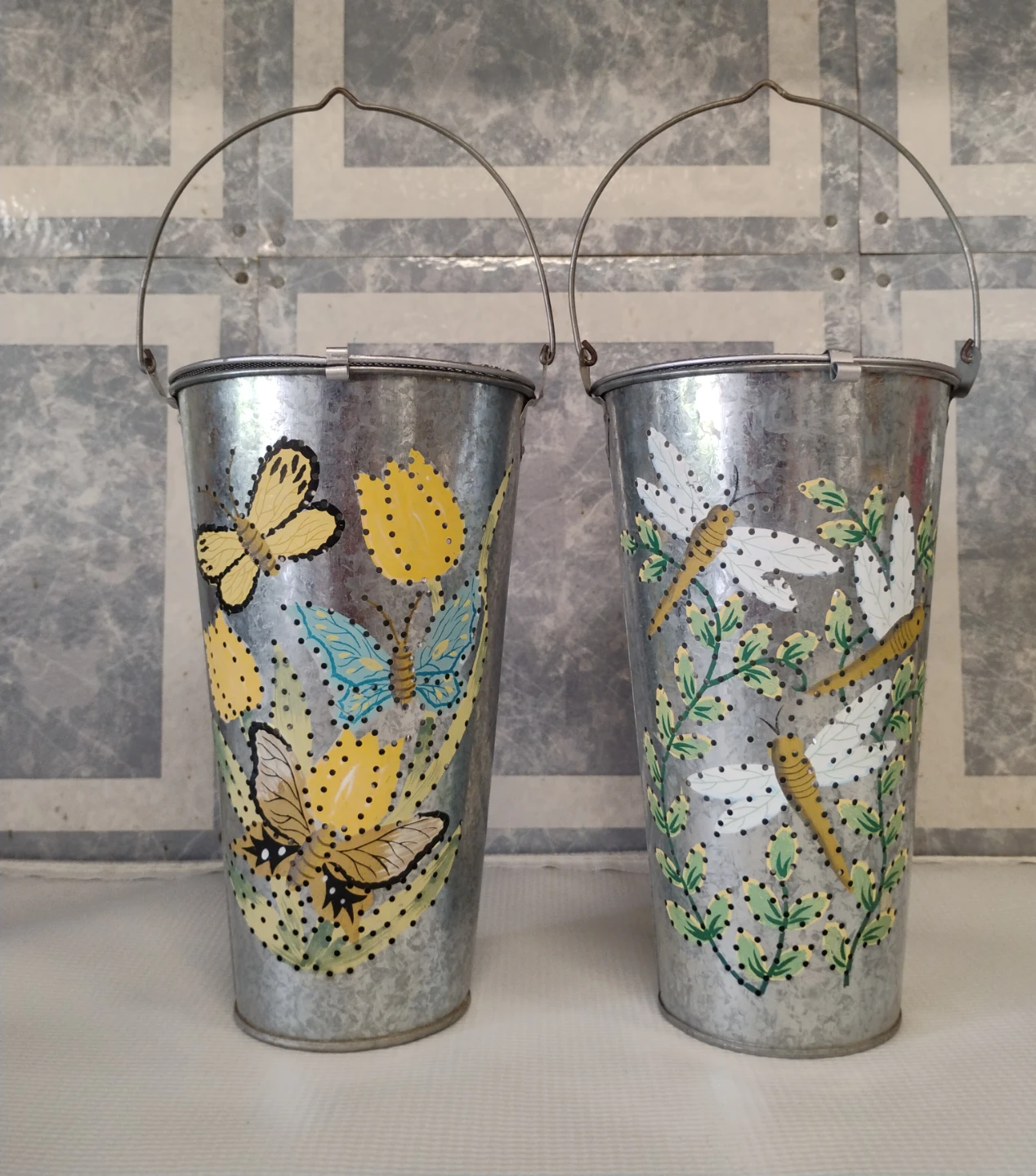 CHARMING METAL BUCKET-STYLE TEALIGHT CANDLE HOLDERS WITH HANDLE