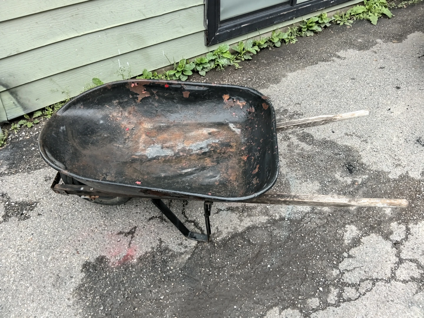 Black Metal Compact Wheelbarrow
