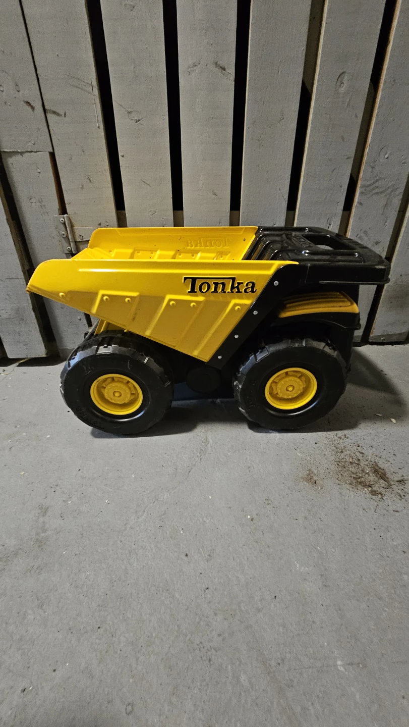 Tonka Dump Truck Toy Like New - photo 2