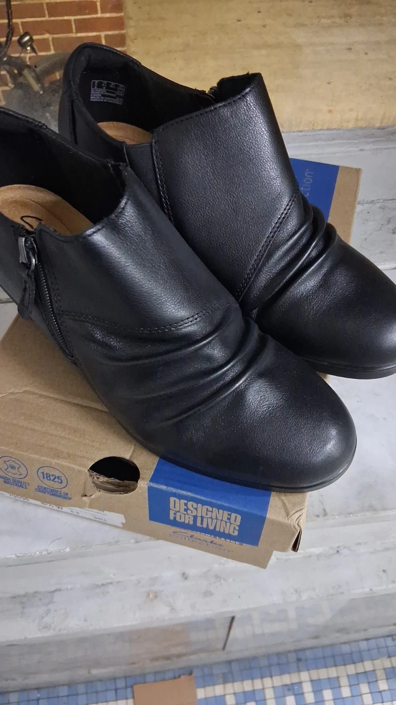 Clarks Emily2 Braley Black Leather Ankle Boots - Size 8.5W - photo 2