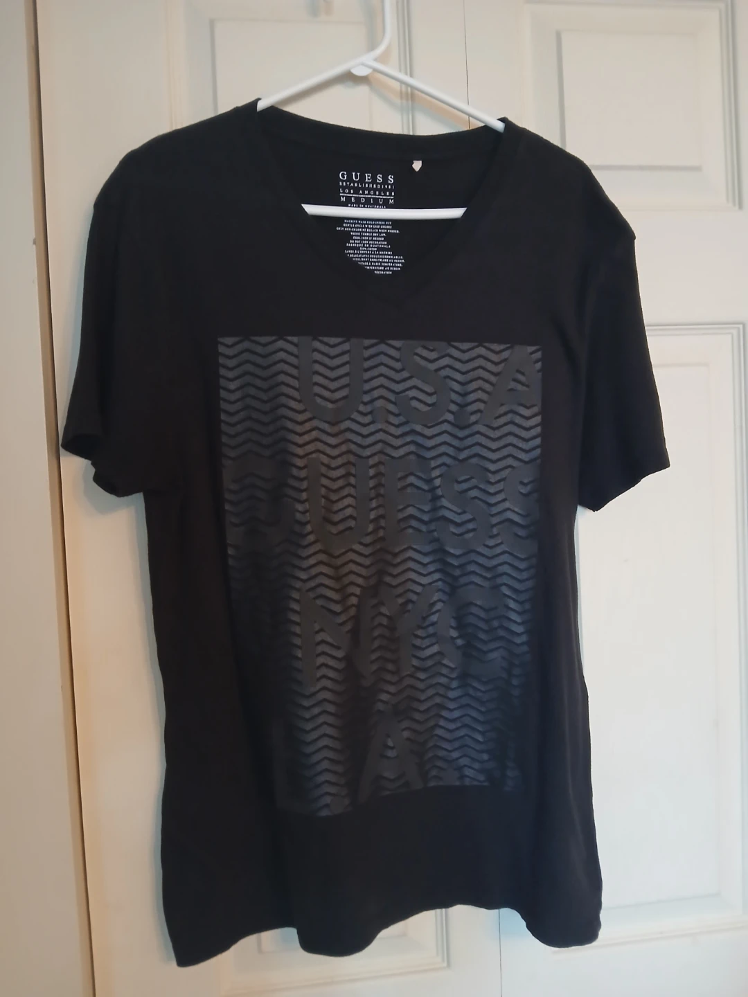 GUESS men's 100% cotton black v neck graphic tee, size M