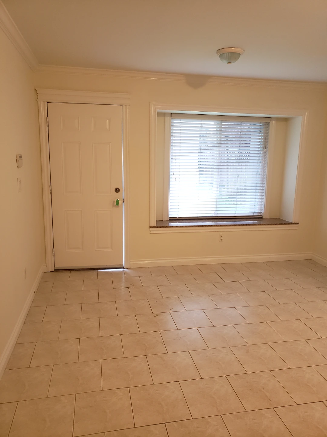 1 Bed / 1 Bath Ground Level Suite - Excellent Location! - photo 2