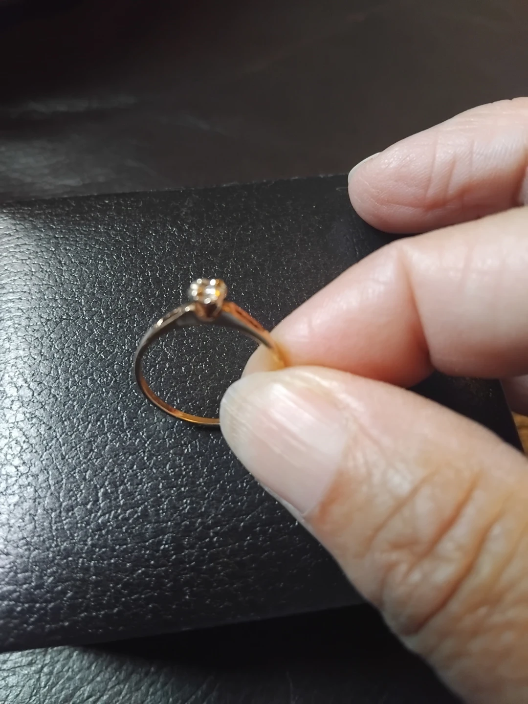 10k Gold diamond solitaire ring - photo 3