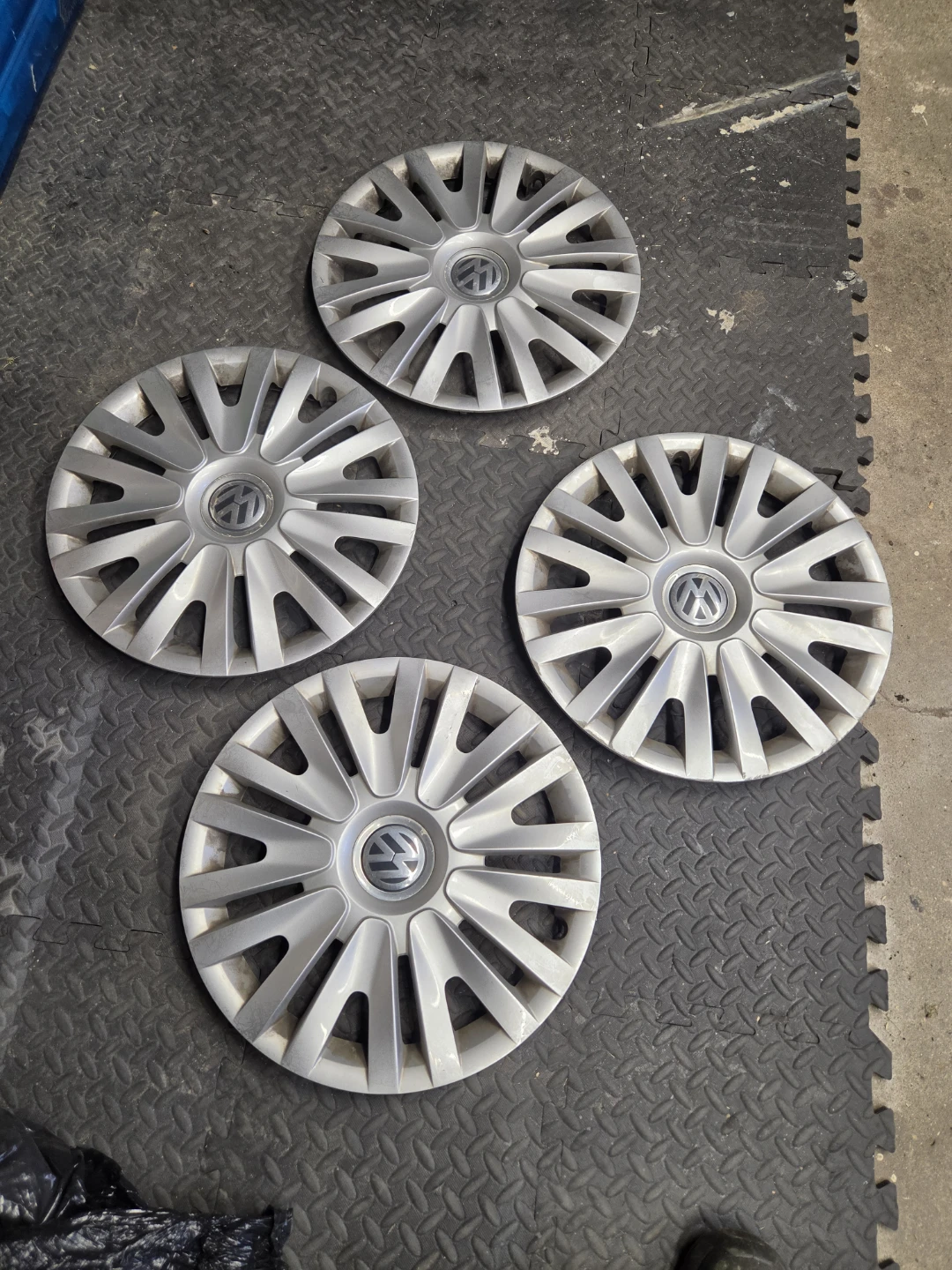 Set of 4 Volkswagen Hubcaps 5K0.601.147