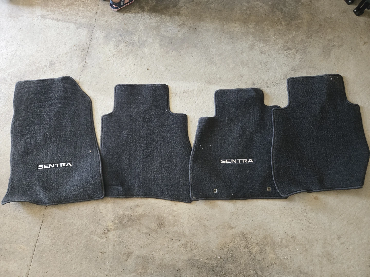 Sentra Car Floor Mats Set