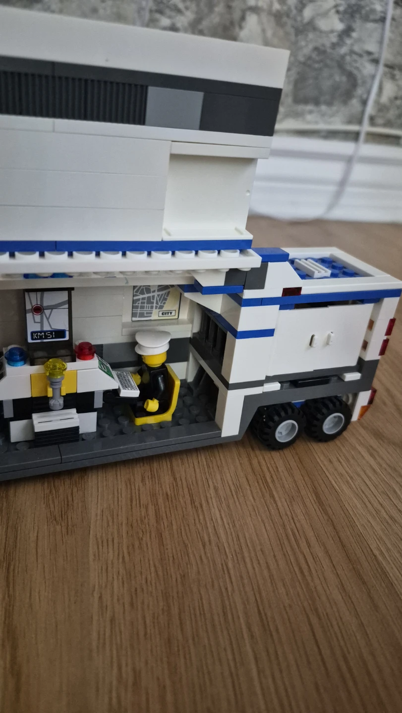 LEGO City Police Command Center Set 7743 - photo 5