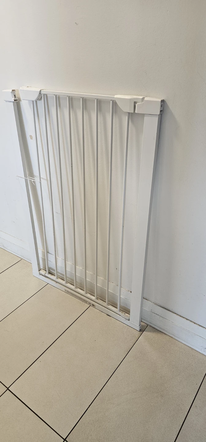 2 White Metal Pet / Baby Gates - photo 2