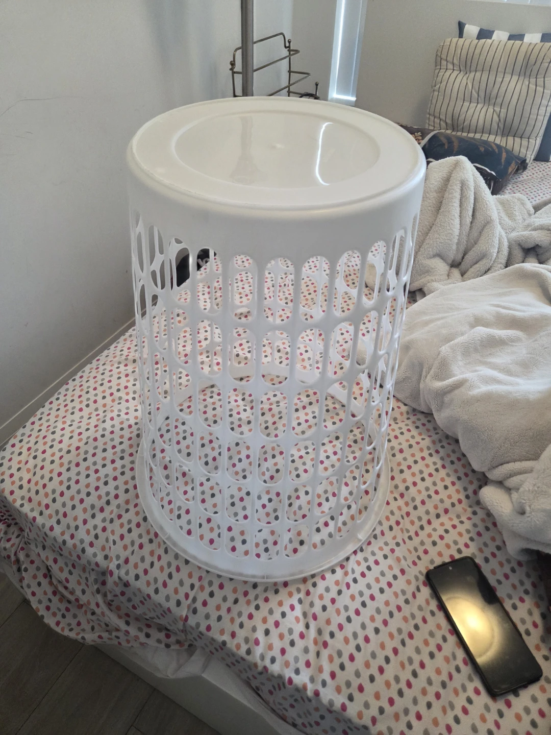 White Plastic Laundry Basket - photo 4