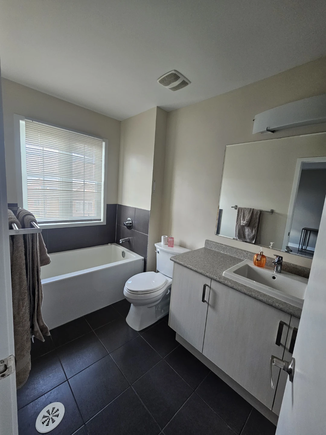 Master bedroom for rent in Vaughan - photo 2