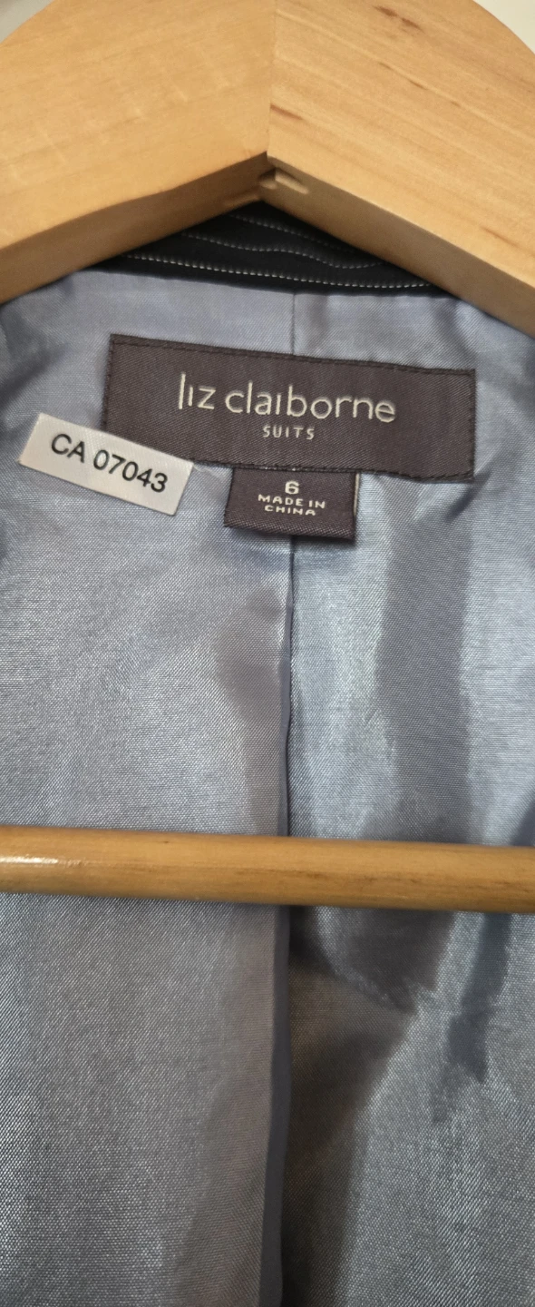Liz Claiborne Pinstripe Blazer Size 6 - photo 3