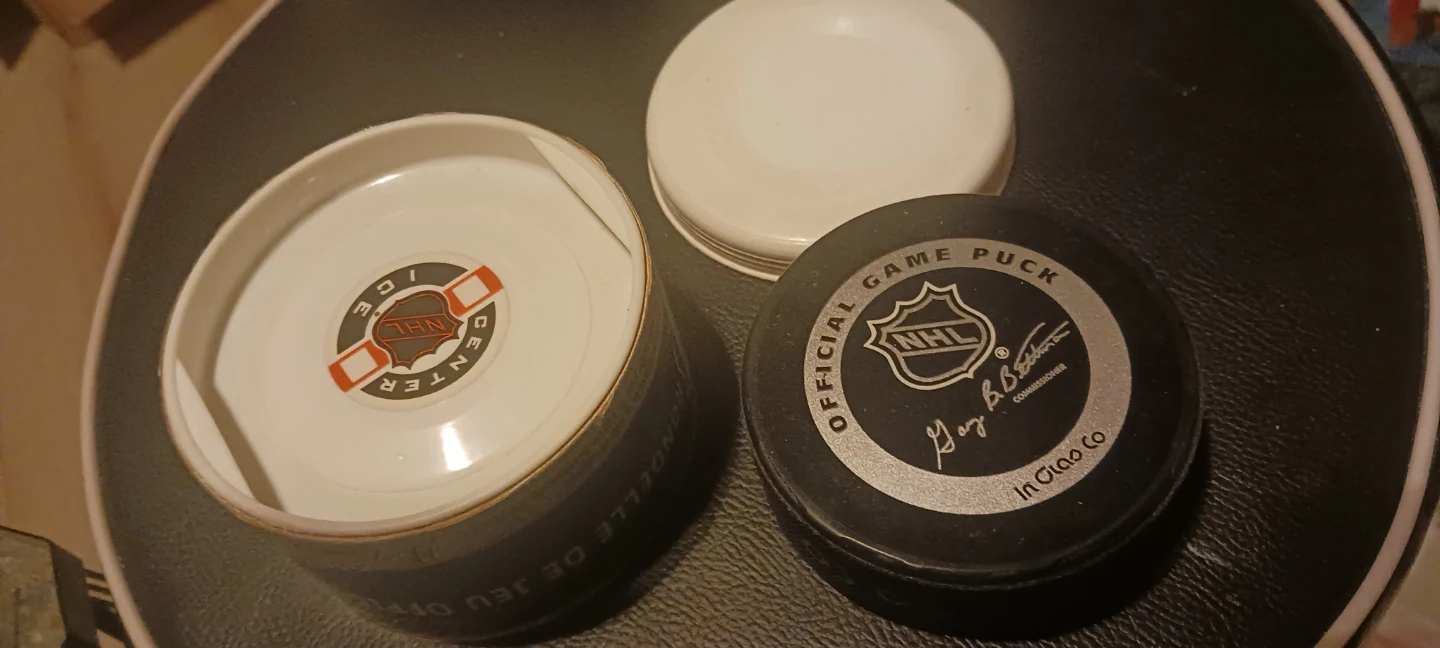 NHL Official Game Puck Toronto Maple Leafs - photo 2