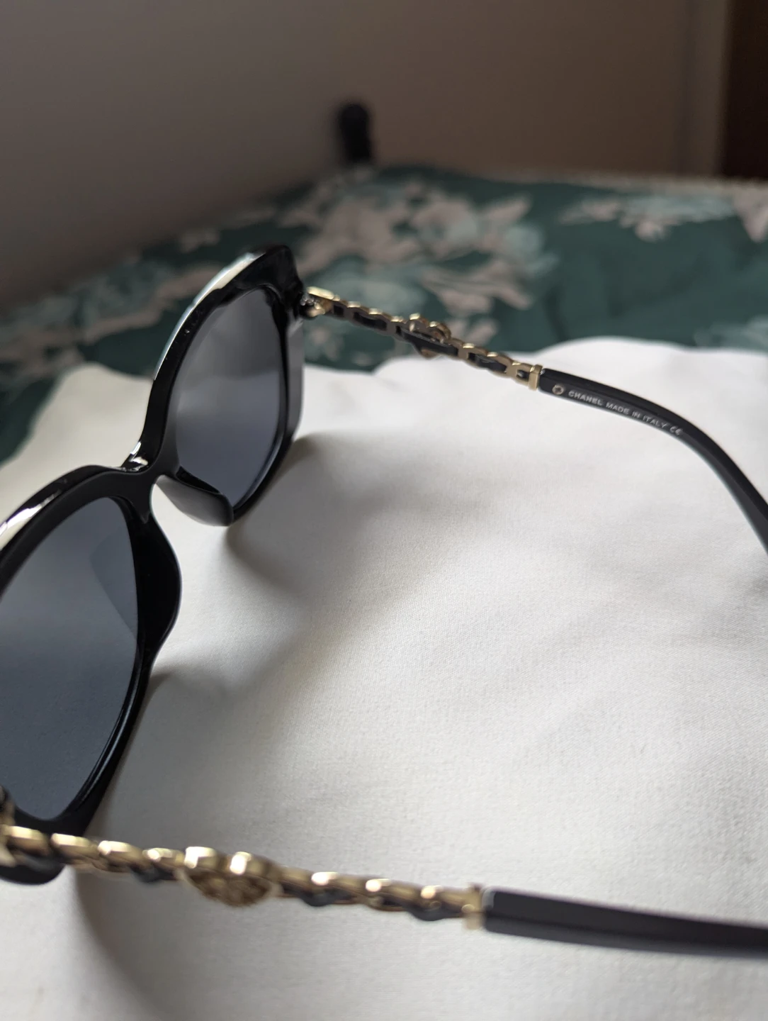 CHANEL Black Cat-Eye Sunglasses with Gold Chain Detail - photo 4