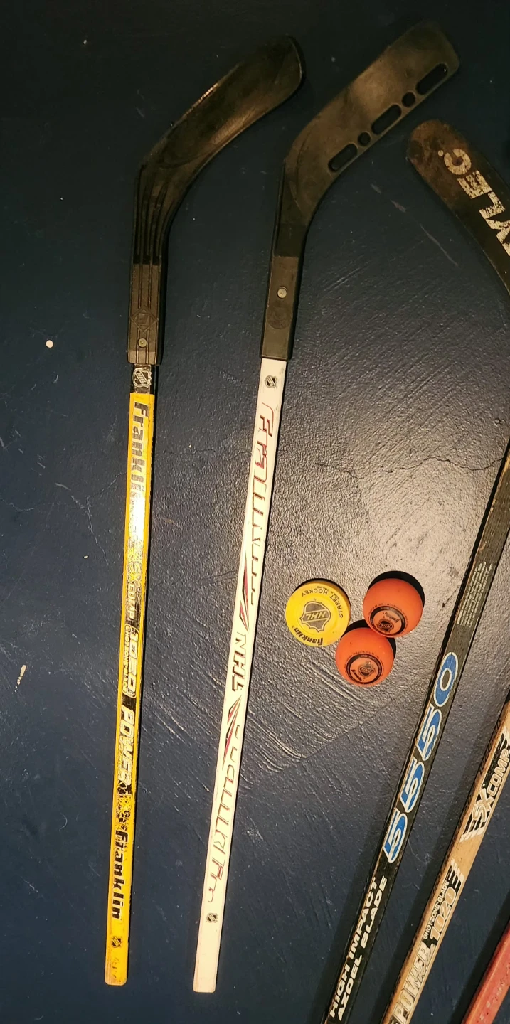 6 Hockey sticks + 2 street hockey balls & 1 puck - photo 4