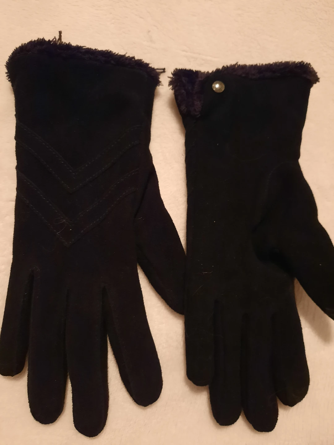 Isotoner Black Suede Gloves Size 6.5