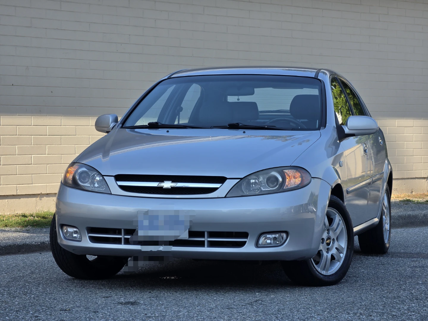 Silver Chevrolet Optra hatchback