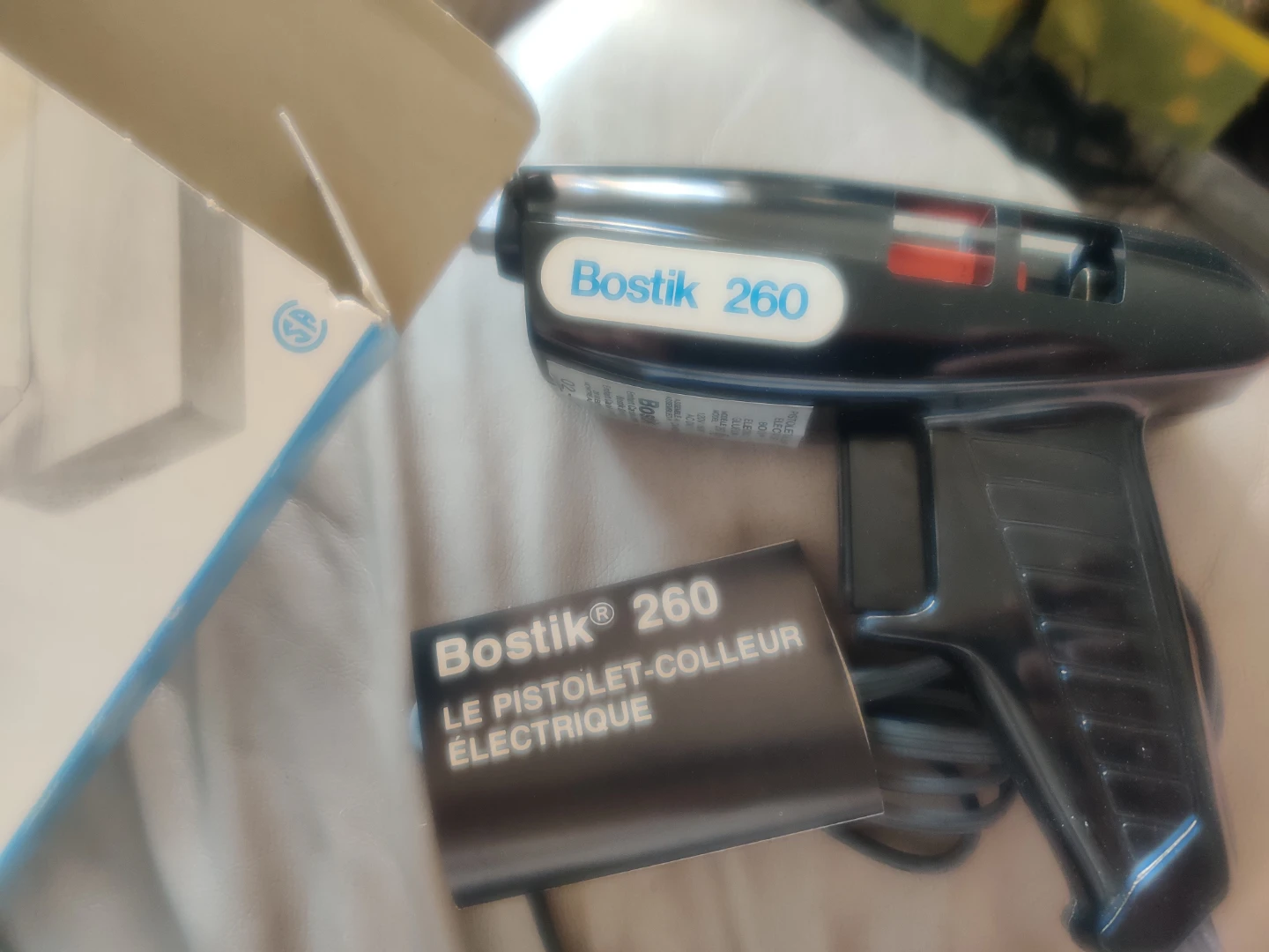 Bostik 260 Electric Glue Gun with 3 Glue Sticks
