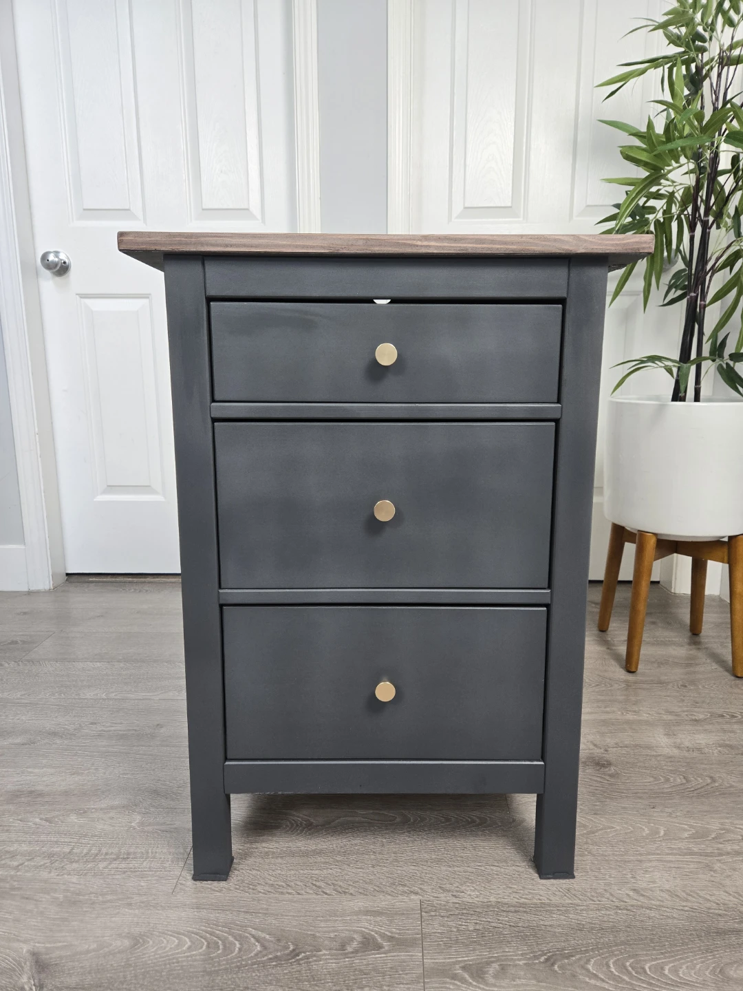 Newly refinished 3 drawer dresser nightstand - photo 3