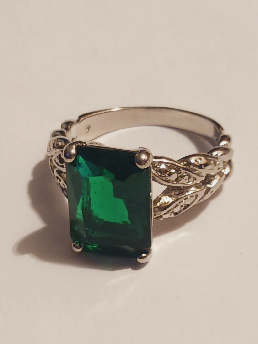 Emerald Cut Green Stone Beautiful Ring.  Size 9. - photo 2