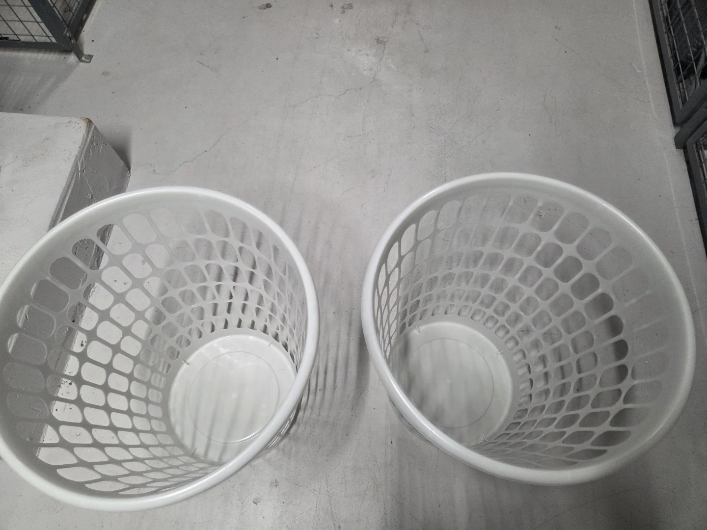 Set of 2 White Plastic Laundry Baskets - photo 5