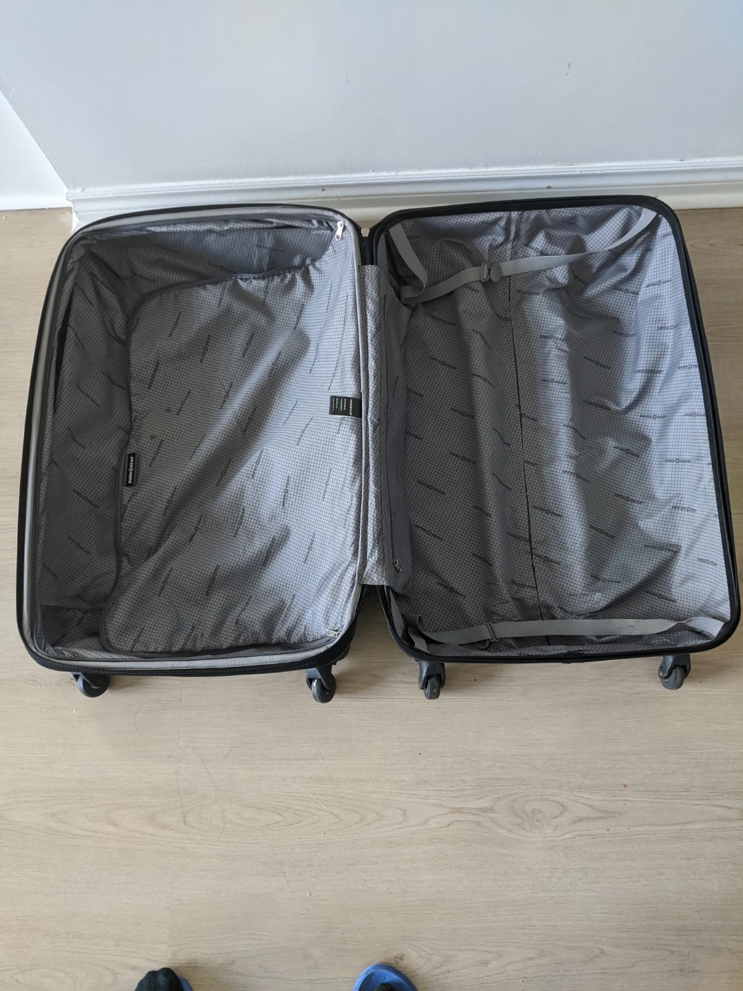 Swiss Gear Hardside Spinner Suitcase - photo 4