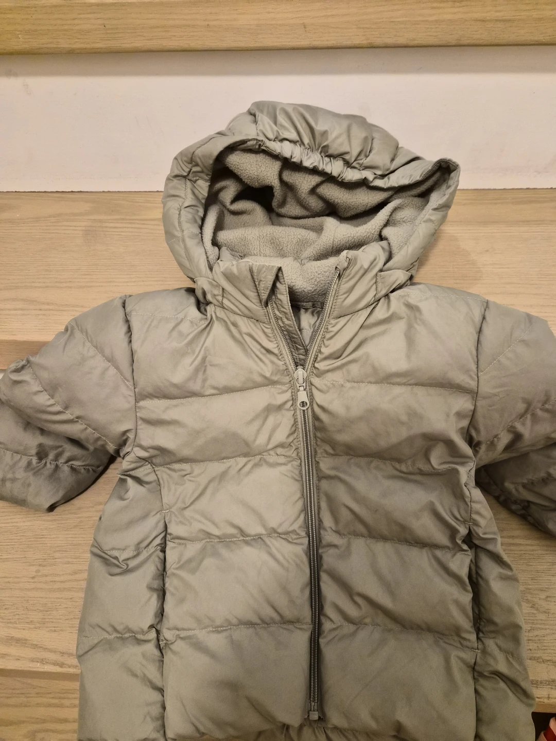 Uniqlo Light Grey Hooded Puffer Jacket - Size 3