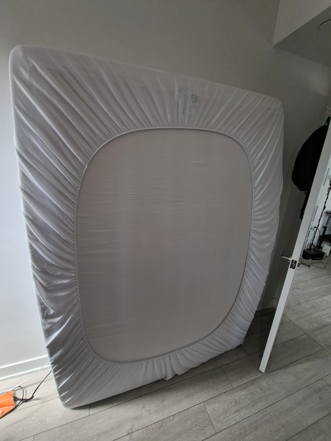 White Mattress with cover - photo 3