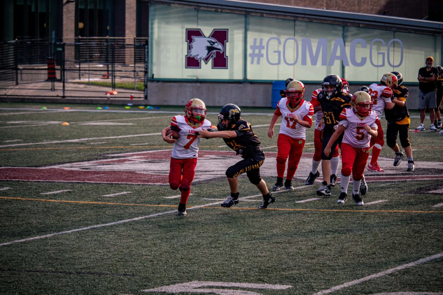 Your Phone Can't Keep Up With Them Either  😂🏈📸 - photo 2