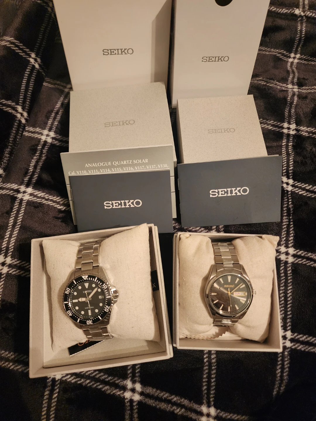 Seiko (SNE579P1) / Seiko (SUR343P1)