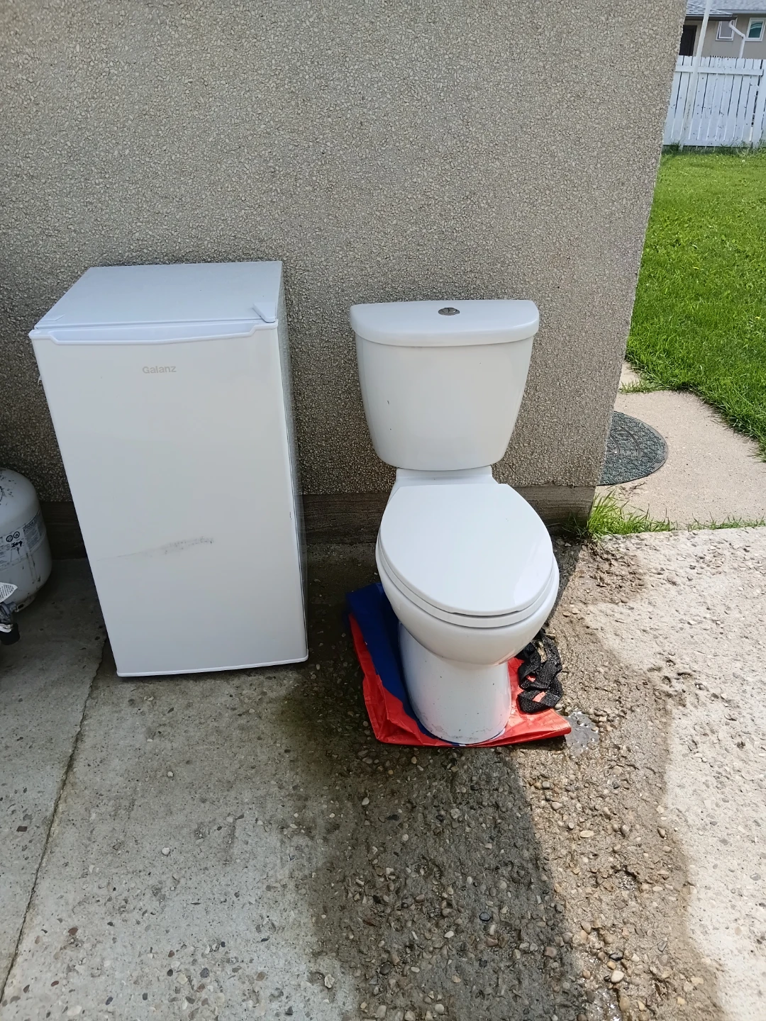 Galanz White Mini Fridge and  tolit