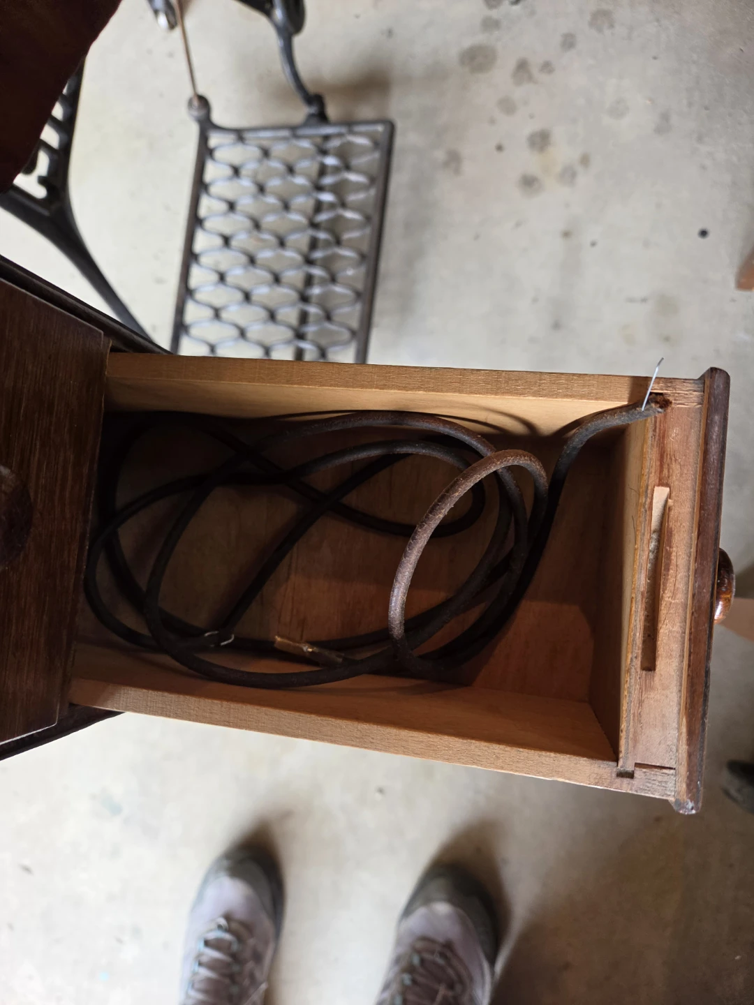 Vintage Singer Sewing Machine with Wooden Cabinet - photo 5