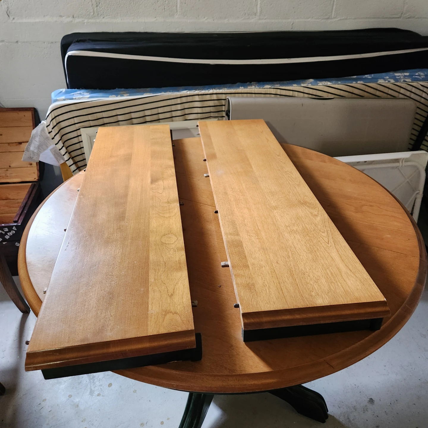 Pedestal table & chairs - photo 4