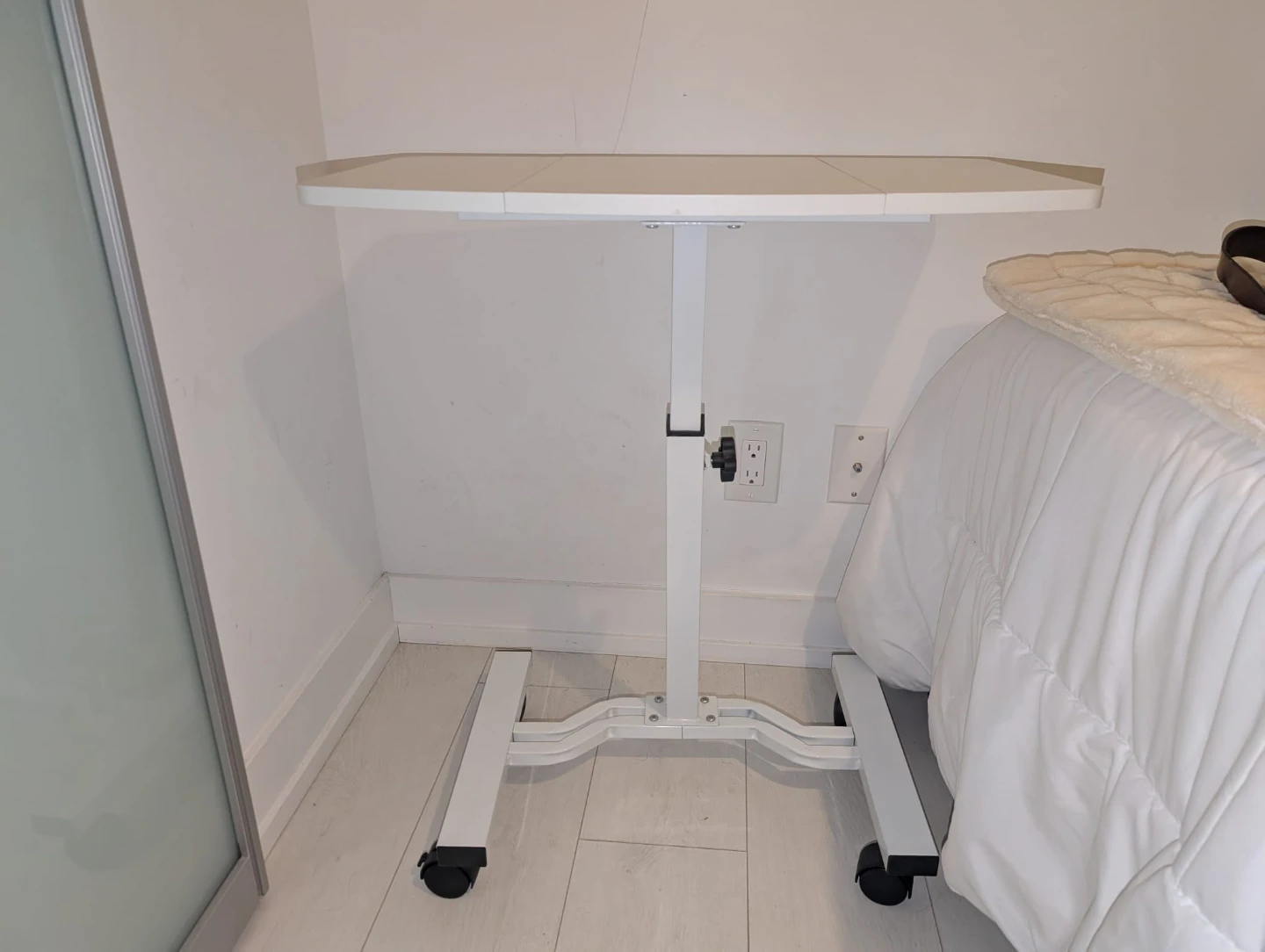 Desk with adjustable height - mobile