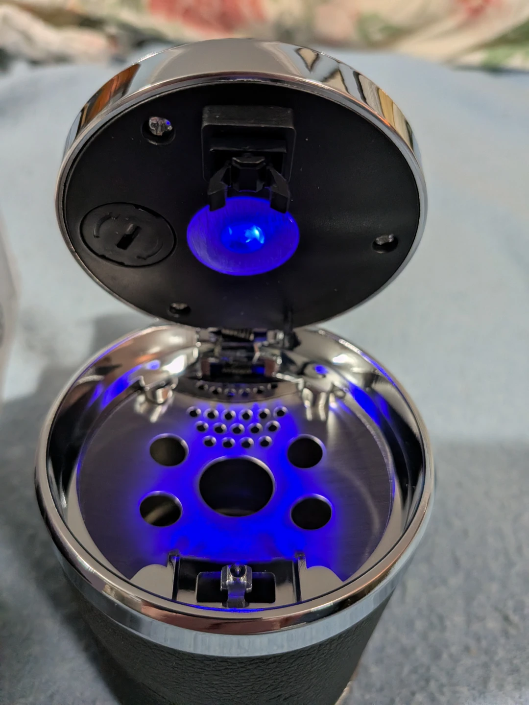 Car Ashtray With Soft  Blue Light - photo 3