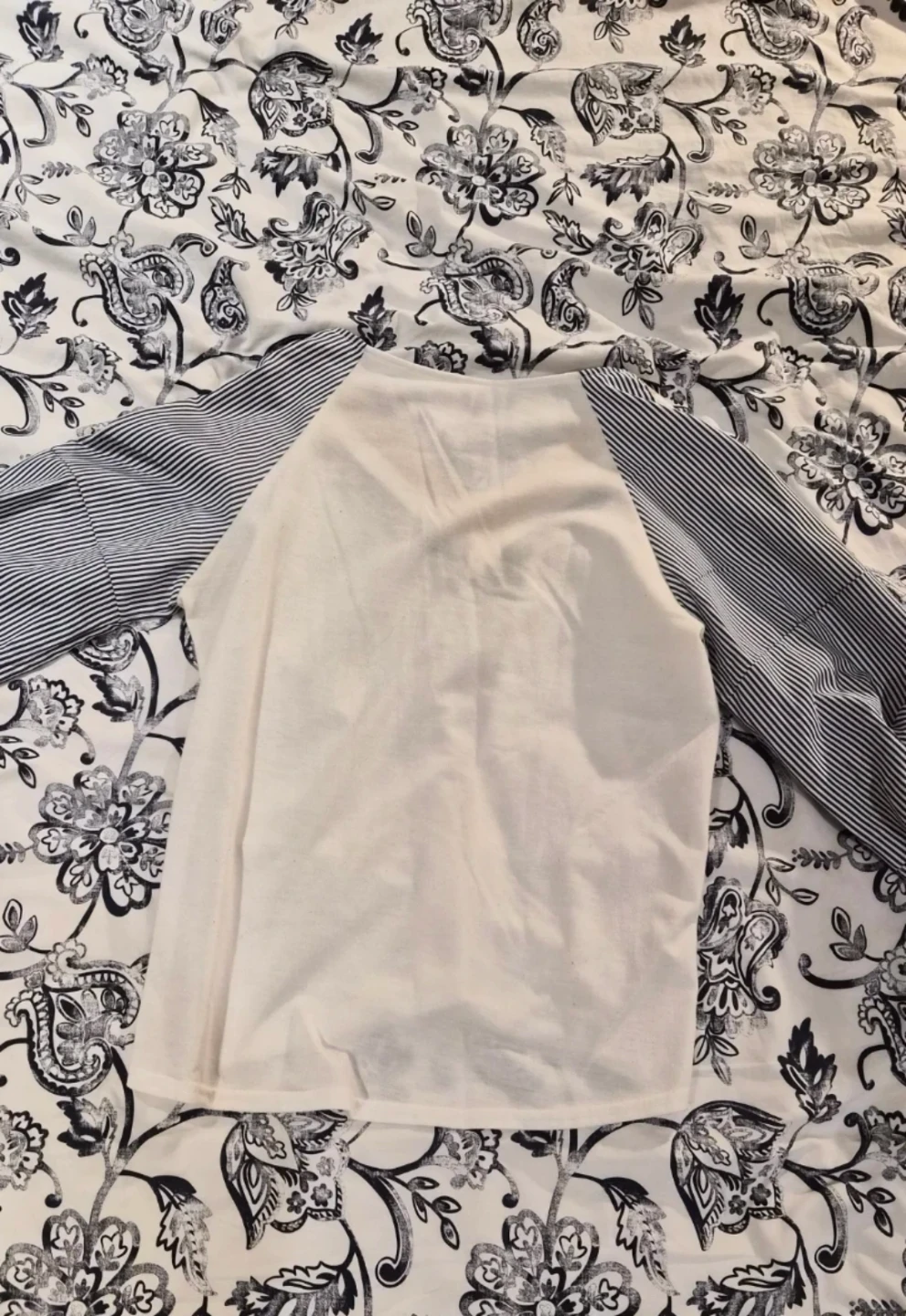 White long-sleeve top with striped sleeves - photo 2