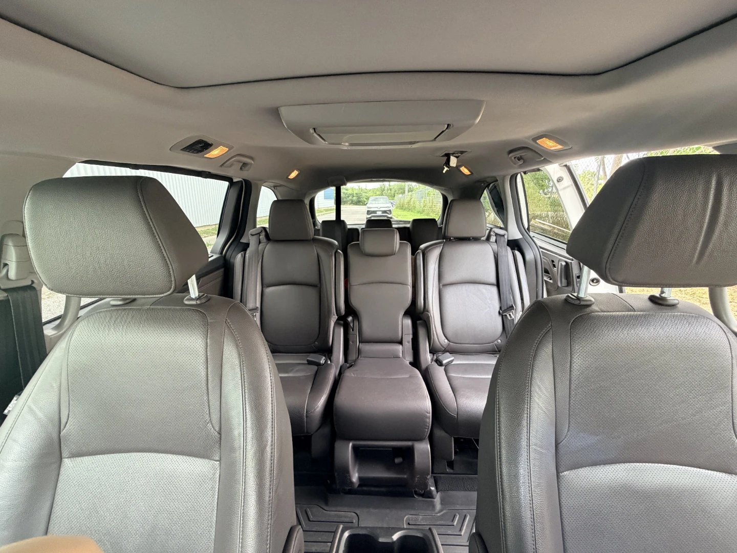 2018 Honda Odyssey Touring/Fully Loaded/Excellent Condition - photo 3